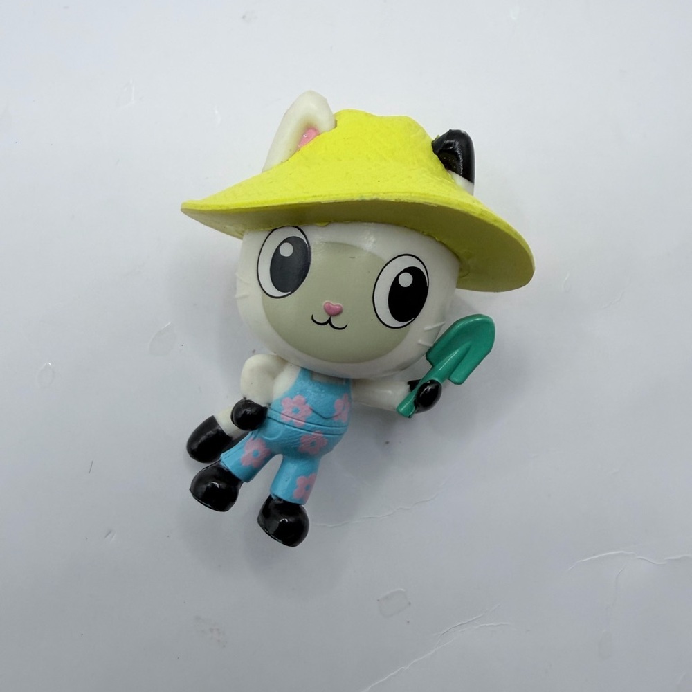 Gabbys Dollhouse Pandy Cute Cat Figurine with Straw Hat and Shovel cake topper - Picture 6 of 7